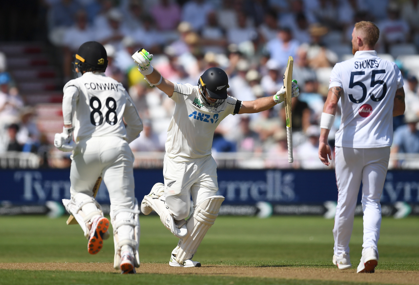 England dig deep after Latham, Conway dominate with 317-run stand
