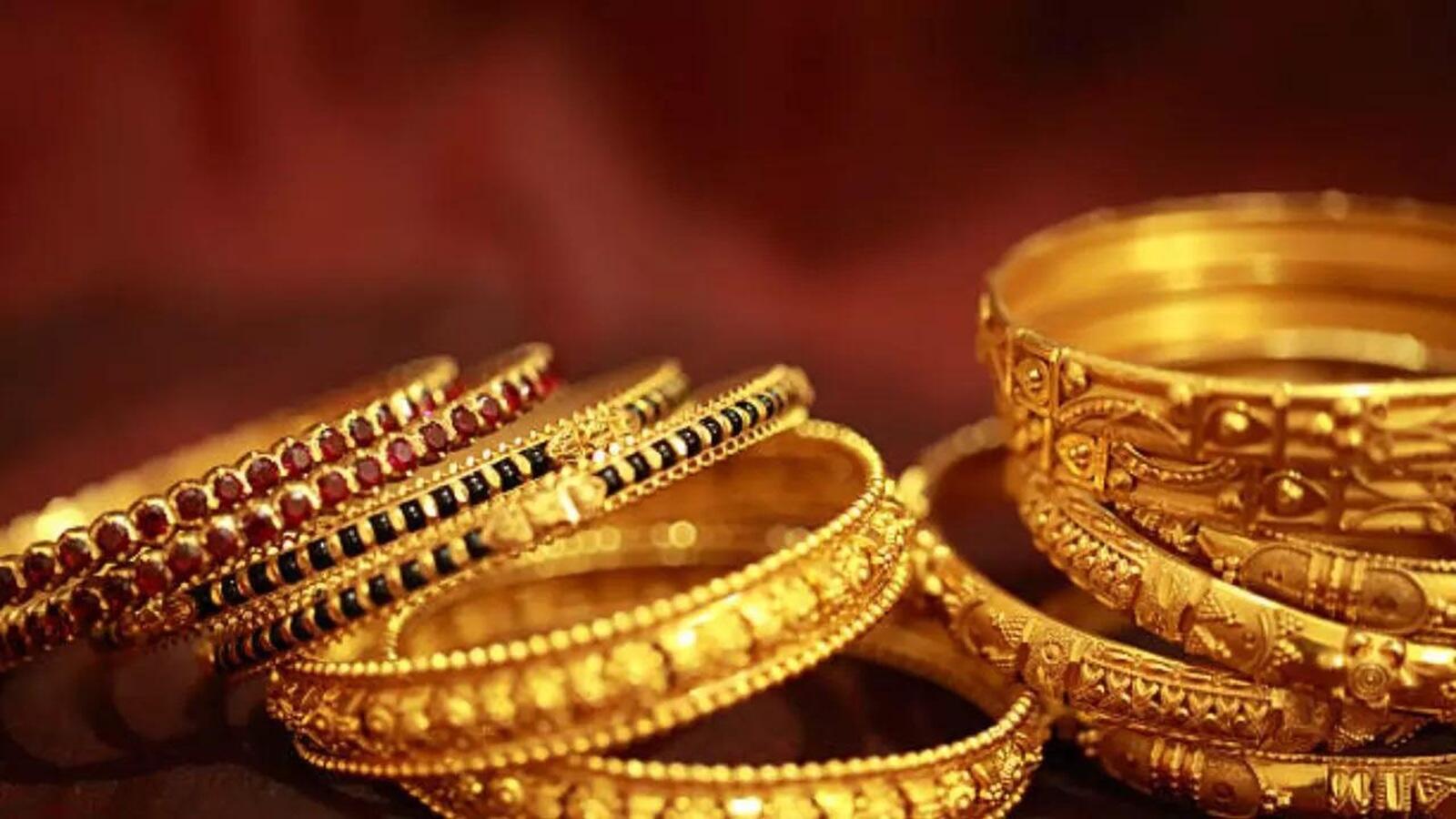 Gold futures sink to three-month low as dollar rally batters bullion