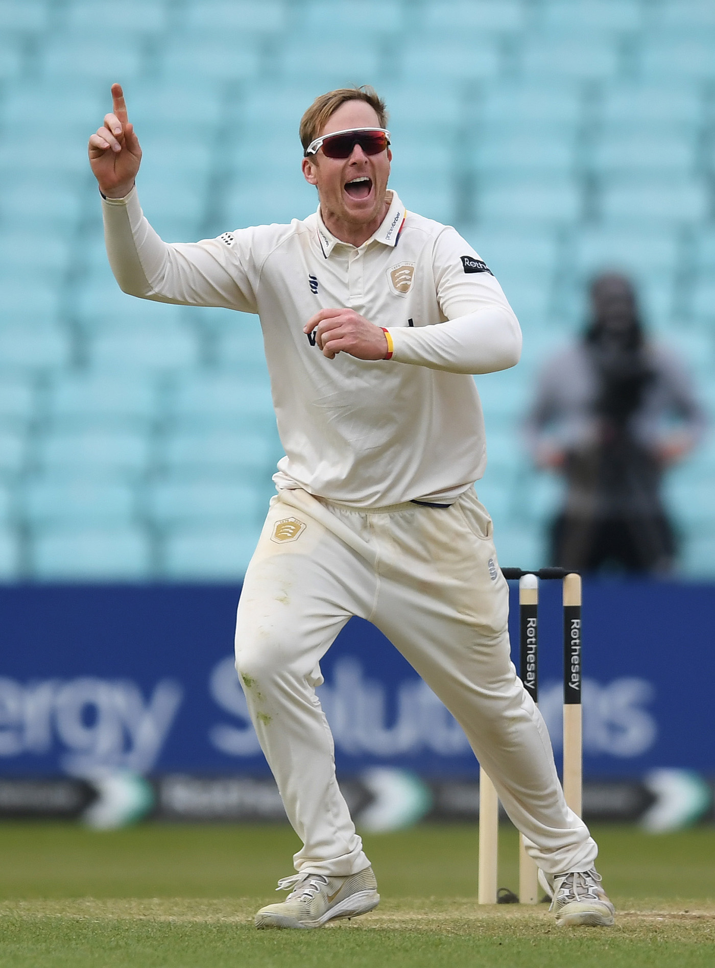 Harmer, Bennett turn the screw as Leicestershire struggle against Essex