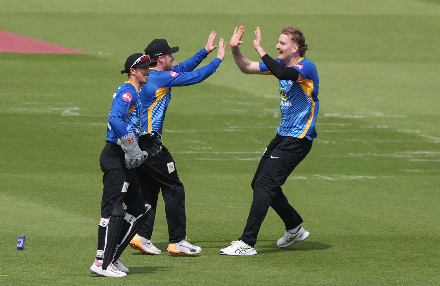 Mills treasures Hunt as Sussex left-armers run through Kent