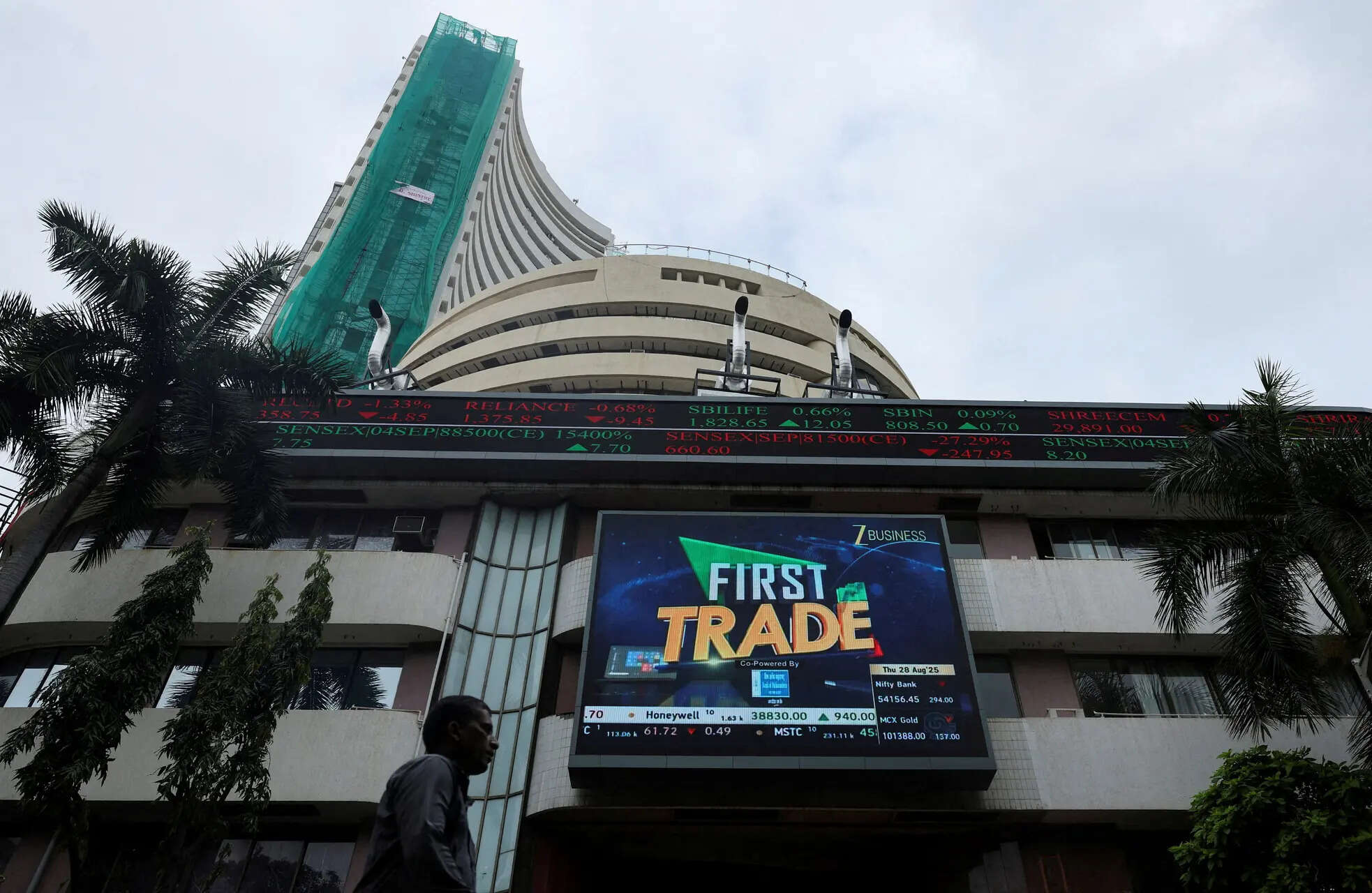 Oil slide powers India's stock benchmarks to longest weekly winning run 7 months