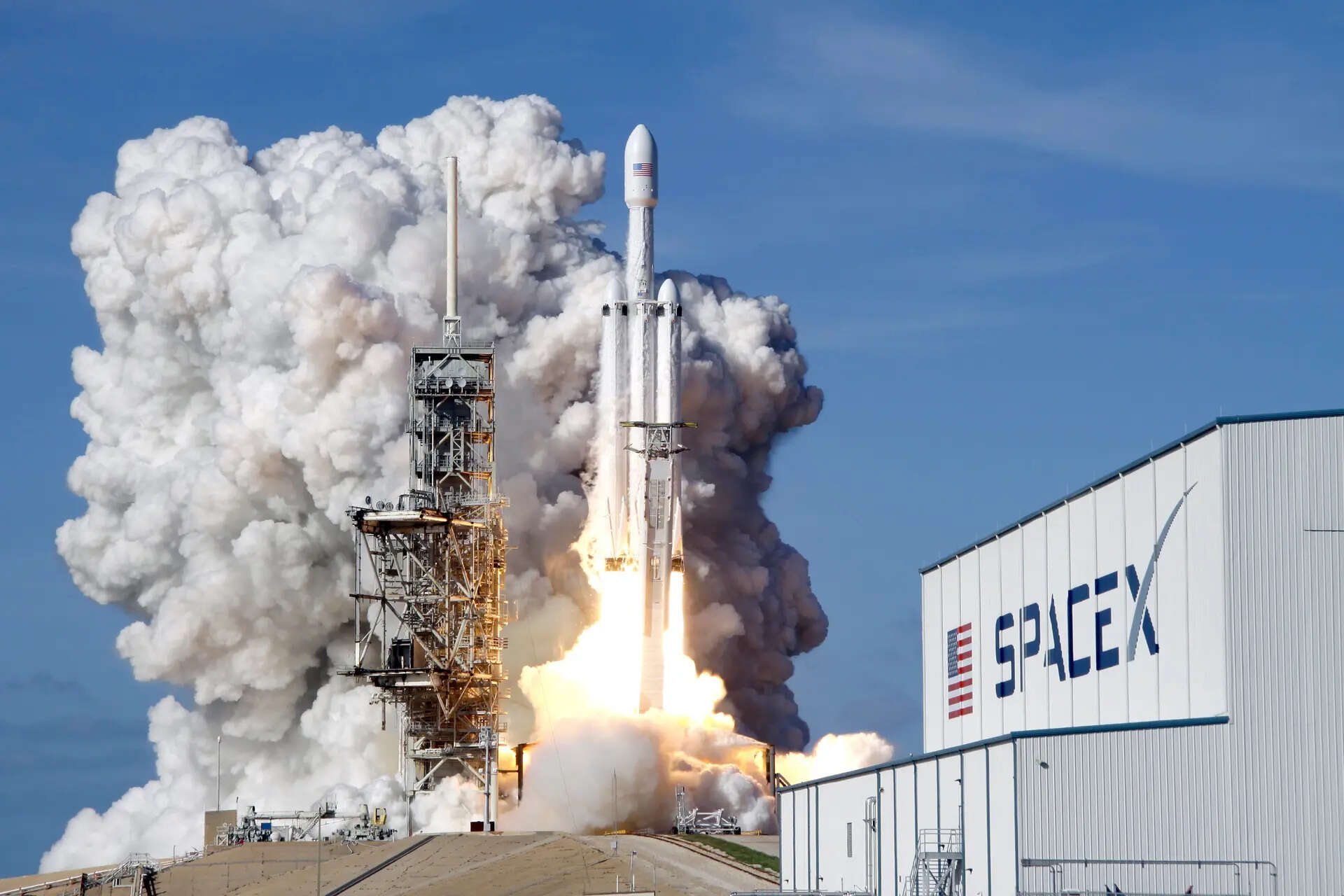 SpaceX becomes world's 7th most valuable company after blockbuster market debut