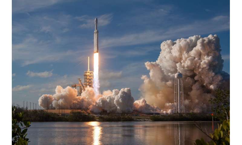 SpaceX launches Falcon 9 rocket minutes ahead of IPO