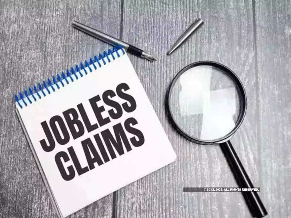US weekly jobless claims increase more than expected; labor market remains stable