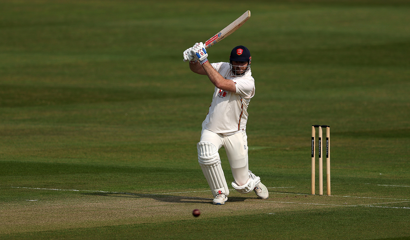 Walter century hunts down Foxes to send Essex top 